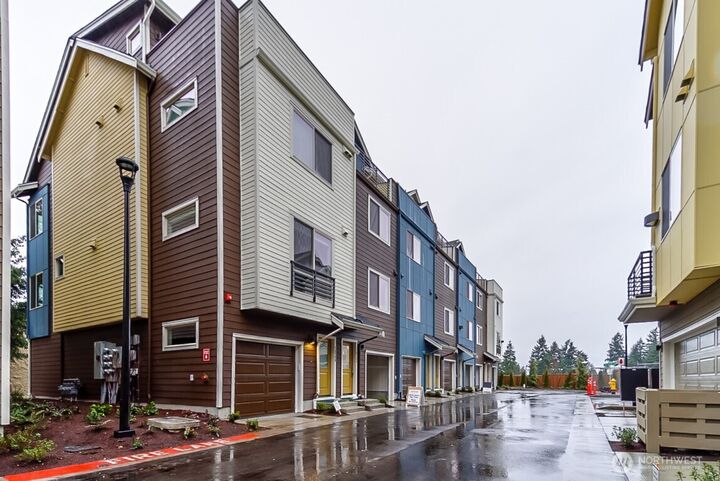 Property Photo: 15723 NE 14th Terrace 2701 WA 98008