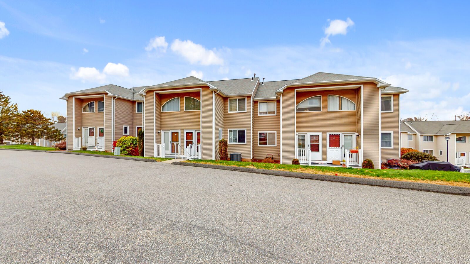 Property Photo: 80 Country Lane Apt 40 CT 06066