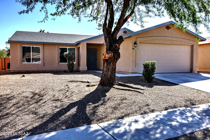 Property Photo: 8966 E Fairway Groves Drive AZ 85730