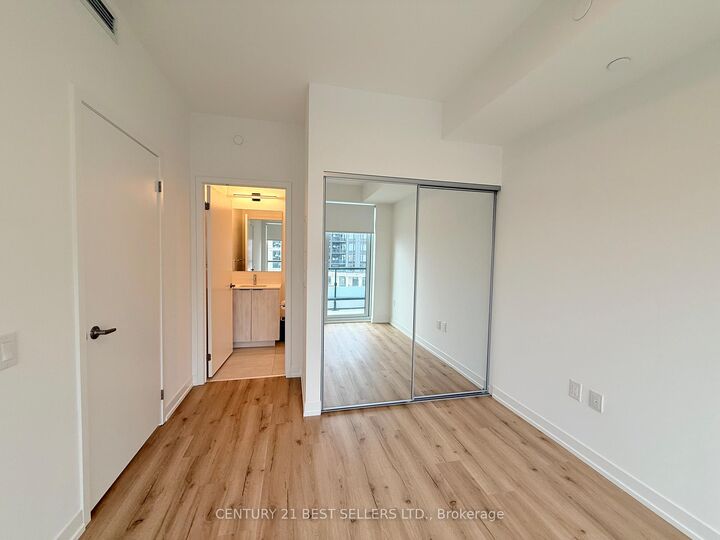 Photo de la propriété: 2485 Eglinton Avenue 816 ON L5M 2T1