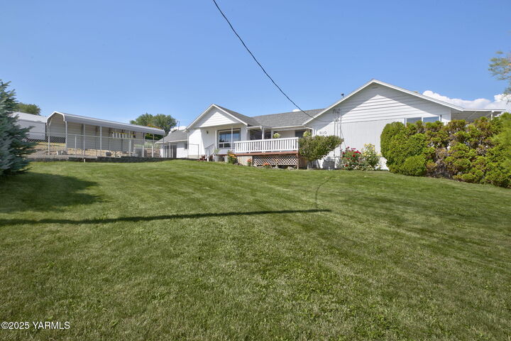 Property Photo:  910 Gromore Rd  WA 98908 