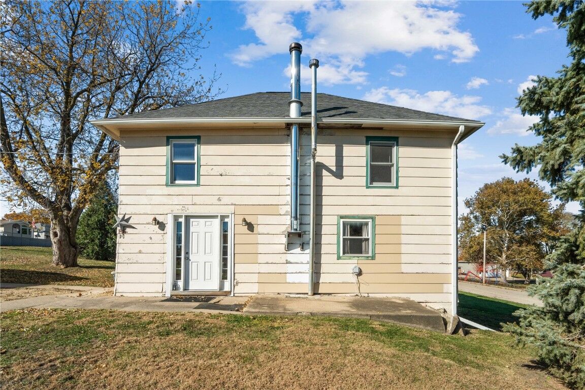 Property Photo:  111 Monroe Street  IA 52306 