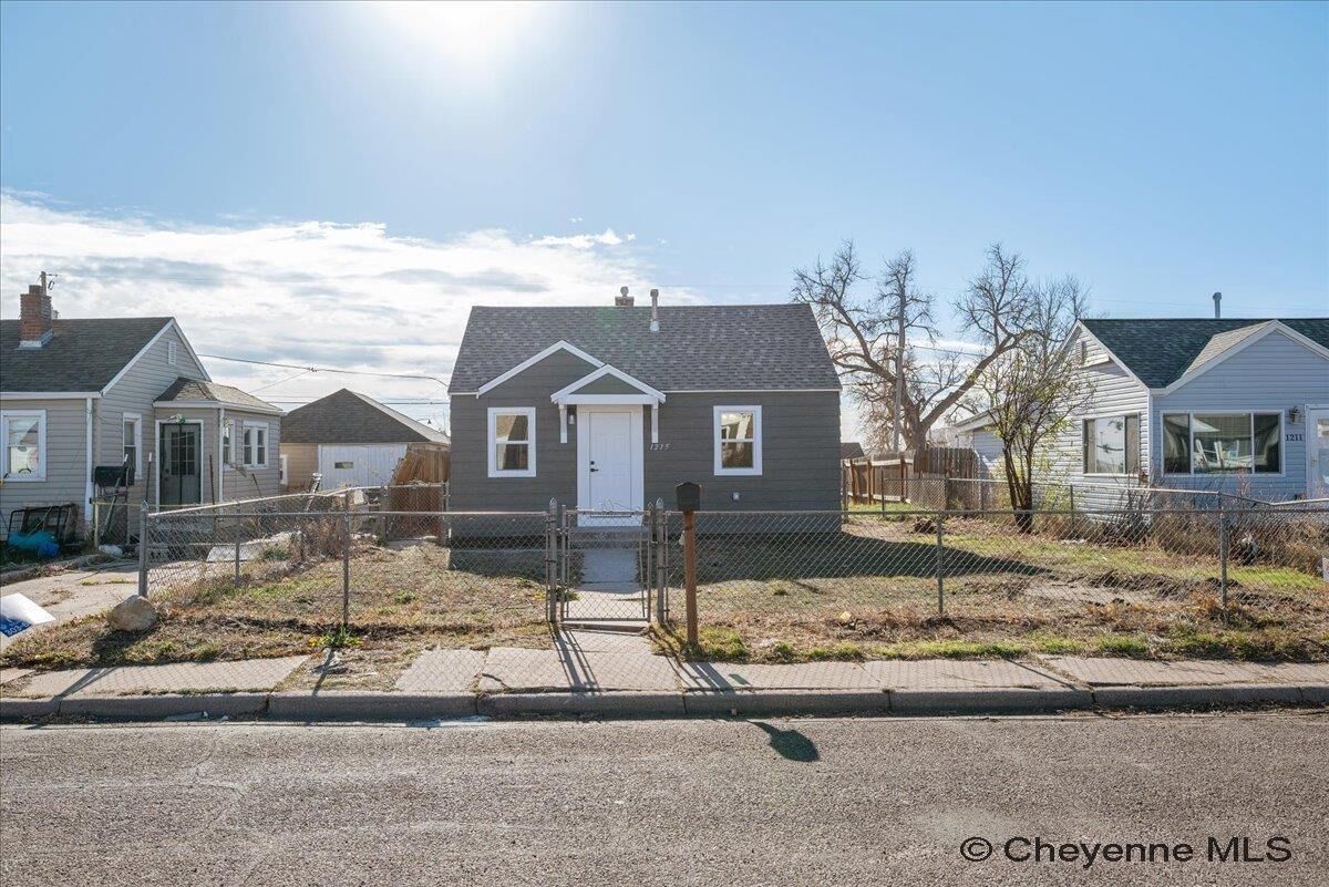 Property Photo:  1215 E 7th St  WY 82007 