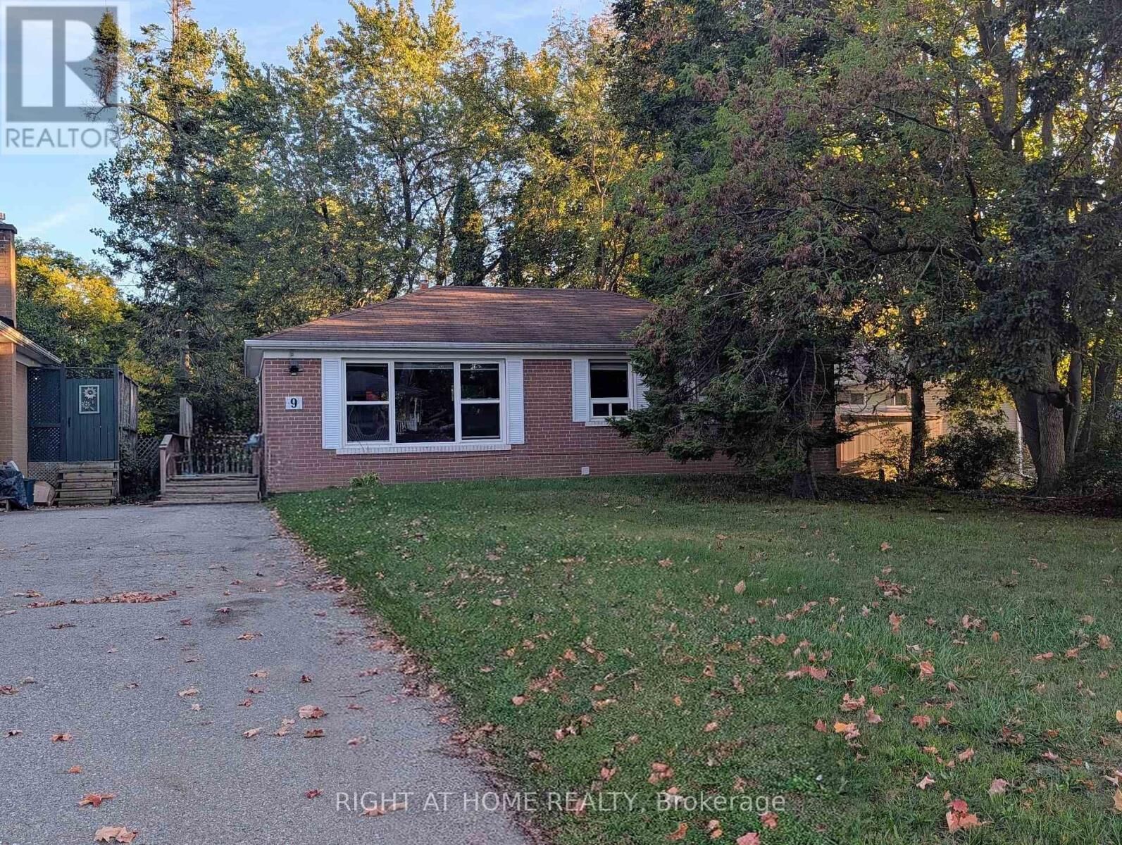 Property Photo:  9 Hiley Avenue Main  ON L1S 6H3 