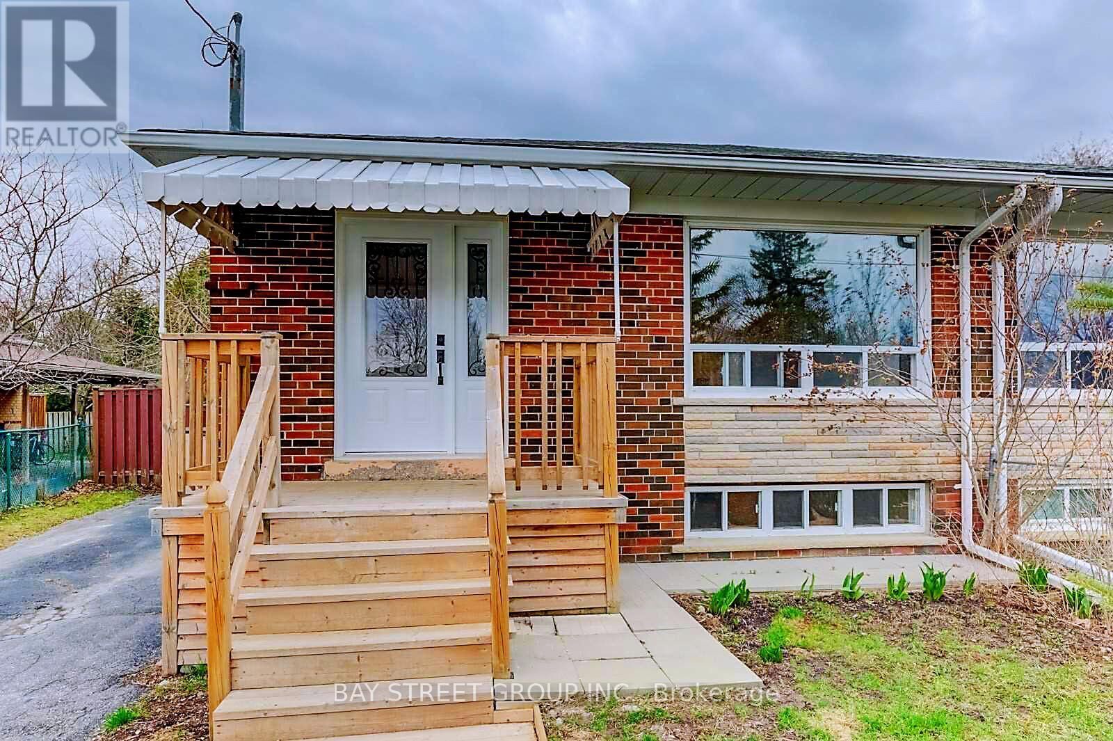 Property Photo: 382 Blue Grass Boulevard ON L4C 3H4