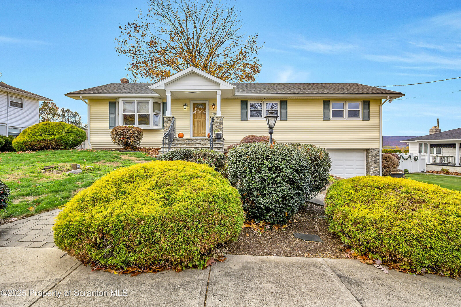 Property Photo:  902 Johns Drive  PA 18507 