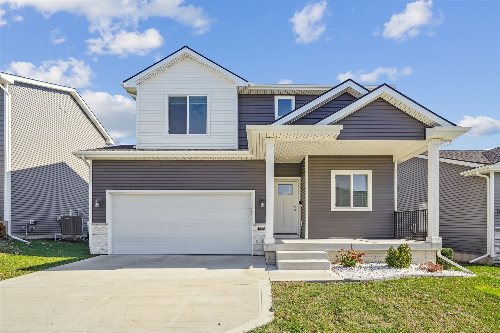 Property Photo:  1806 E 19th Court  IA 50211 