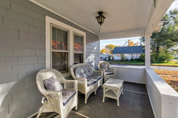 Property Photo: 920 S 5th Avenue E IA 50208