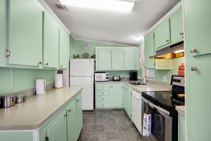 Property Photo: 709 Riverview Circle FL 34287