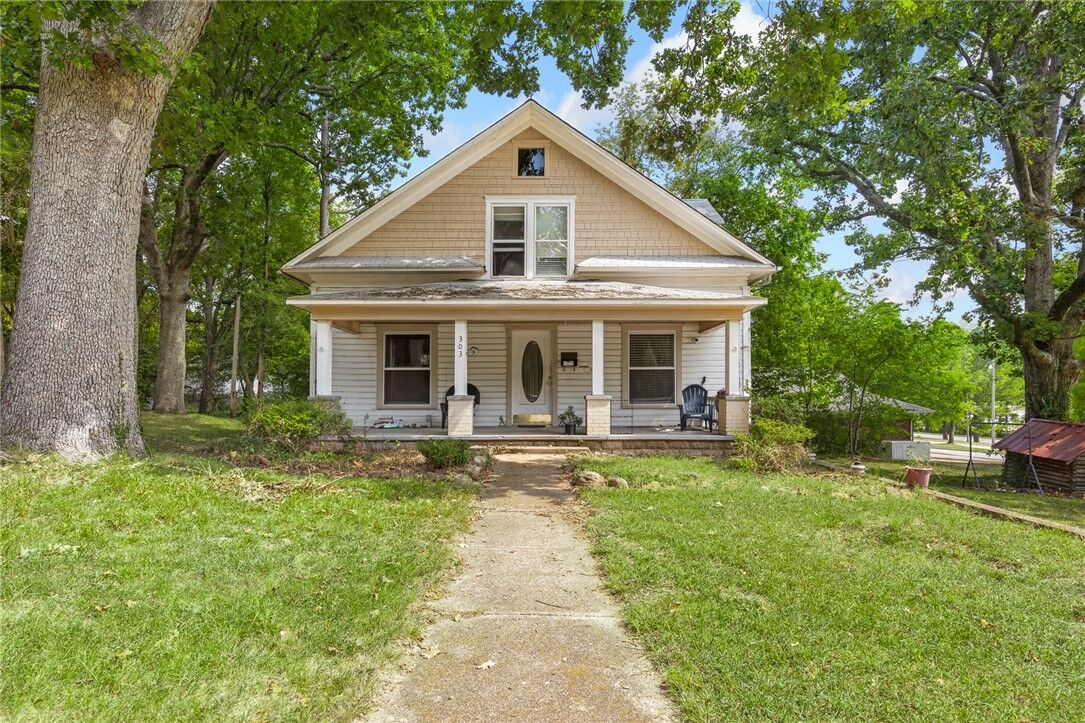 Property Photo:  303 N 2nd Street  AR 72601 