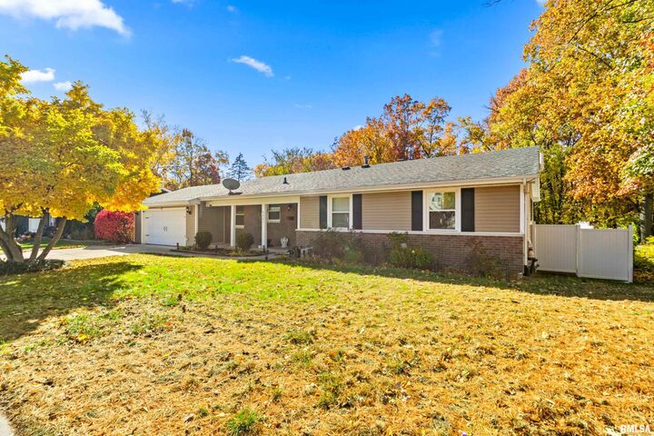 Property Photo: 2627 N Kingston Drive IL 61604