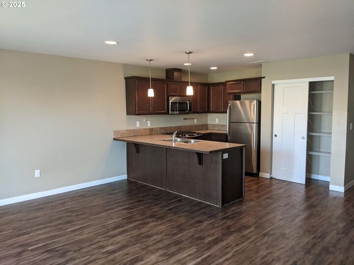 Property Photo: 681 E Oregon Ave OR 97838