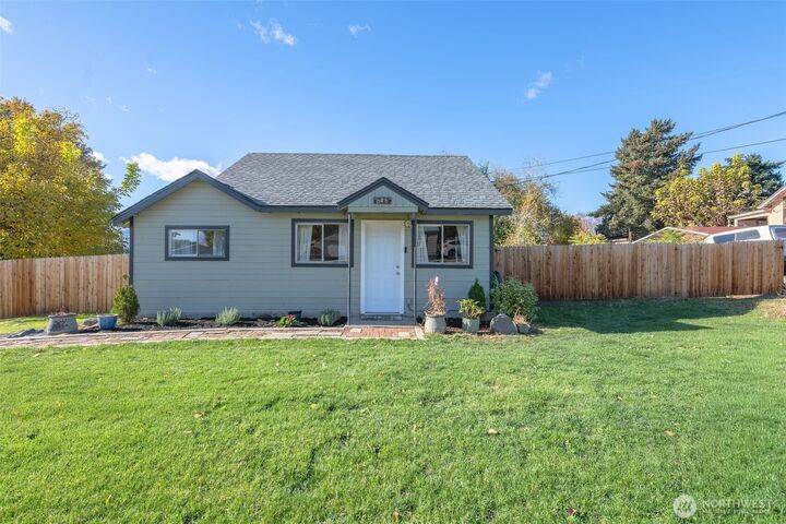 Property Photo:  646 N Gale Place  WA 98802 