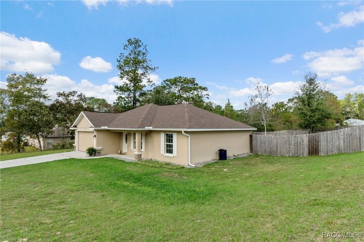 Property Photo: 1167 W Hedgewood Lane FL 34434