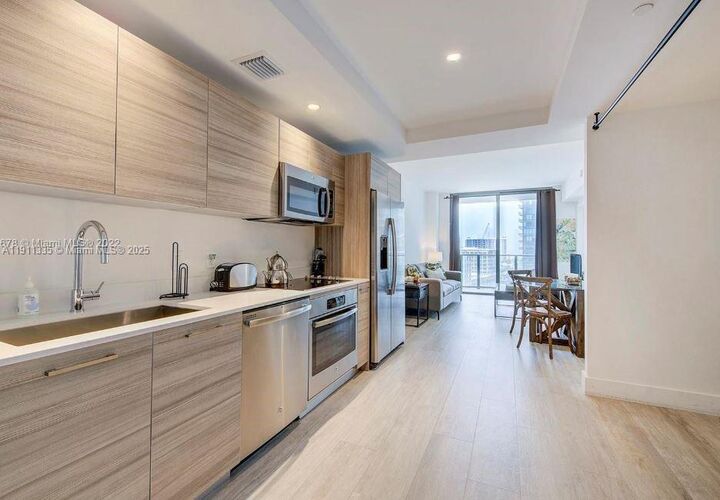 Property Photo: 121 NE 34th St 1603 FL 33137