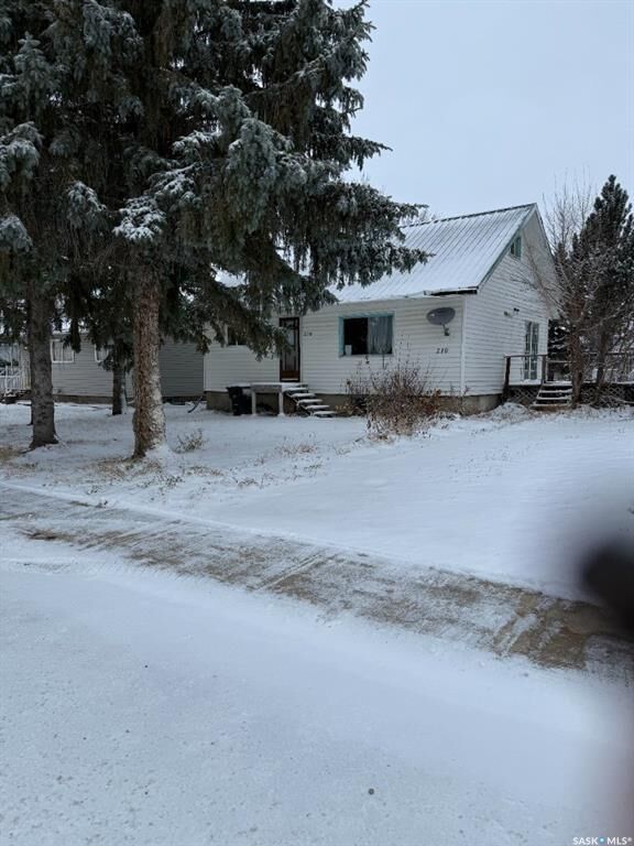 Property Photo:  210 7th Street S  SK S0K 4P0 