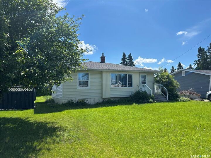 Property Photo:  530 5th Street NE  SK S0A 4J0 