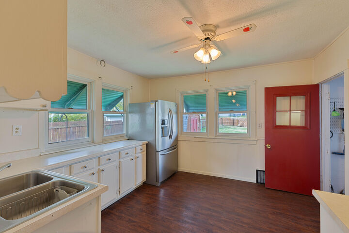 Property Photo:  204 S Vine  Street  IA 51534 