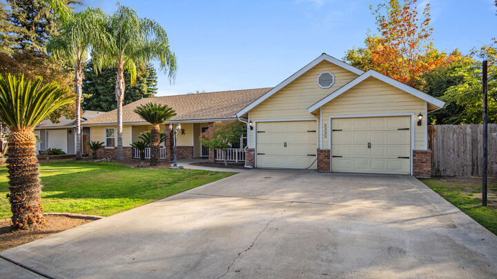 Property Photo: 2335 E Harvard Court CA 93292