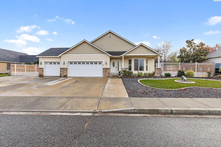 Property Photo: 4112 Segovia Dr Ste10 WA 99301-8225