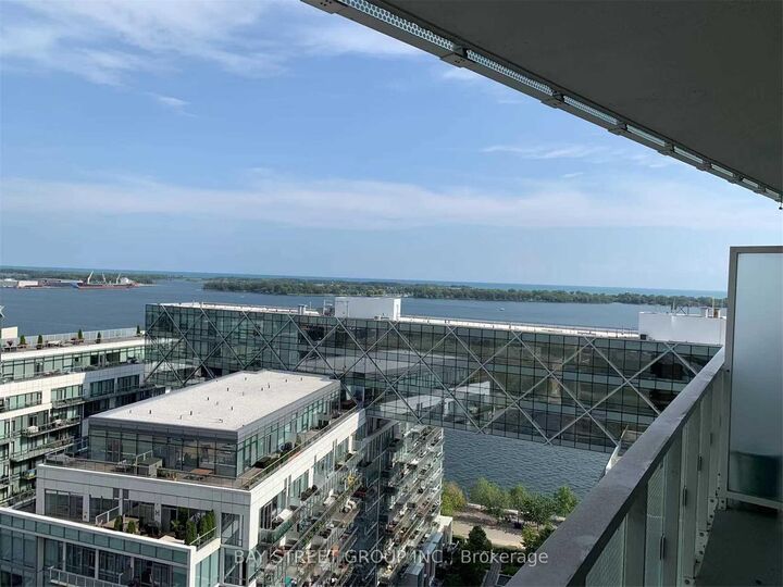 15 Queens Quay E 1810 — photo 1