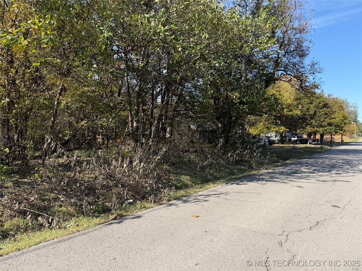 Property Photo:  303 N Smith Avenue  OK 74467 