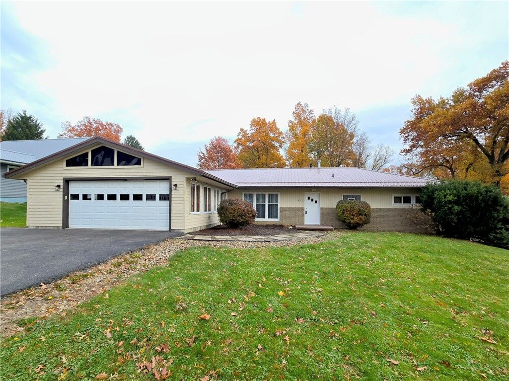 Property Photo:  332 Frazier Dr  PA 16105 