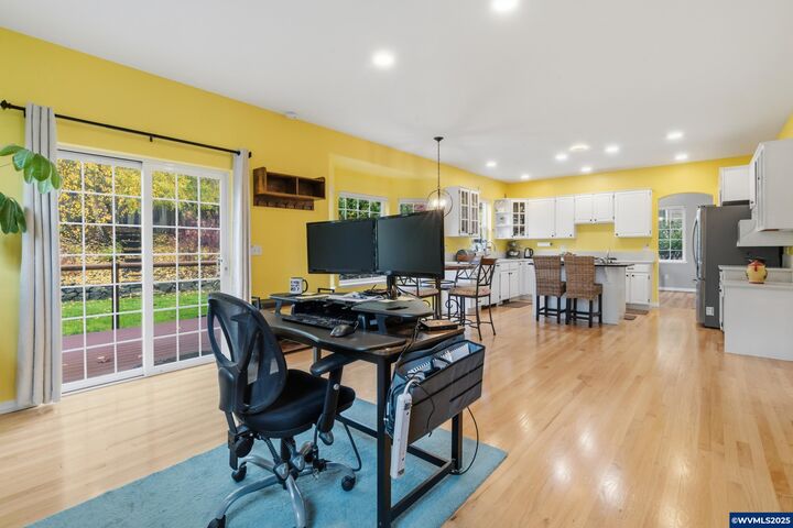 Property Photo: 881 Quail Glenn Dr OR 97370