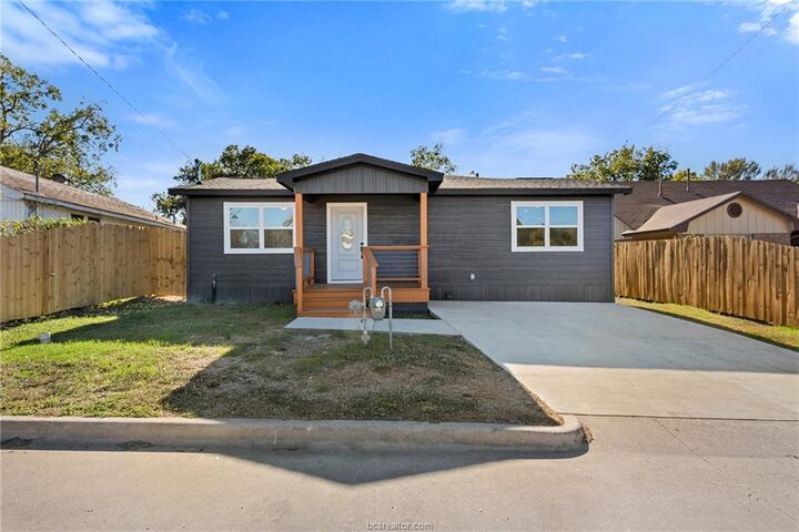 Property Photo: 1121 Lowery Street TX 77803