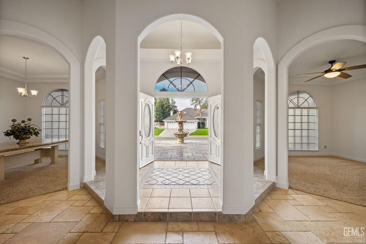 Property Photo:  2112 Branch Creek Street  CA 93312 