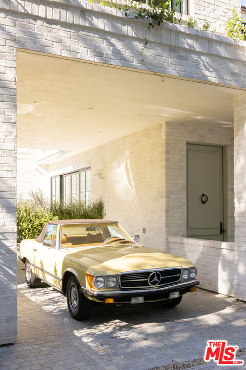 Property Photo: 525 Westmount Dr CA 90048