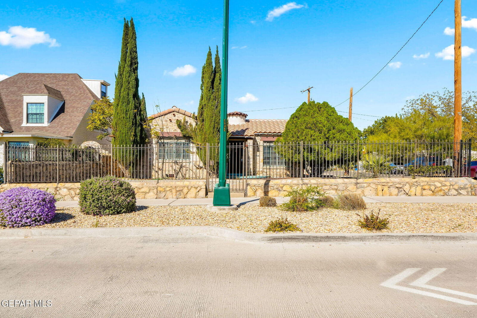 Property Photo: 931 E Robinson Avenue TX 79902