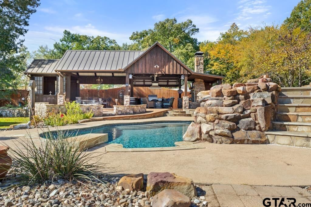 Property Photo: 10433 Cr 334 TX 75708