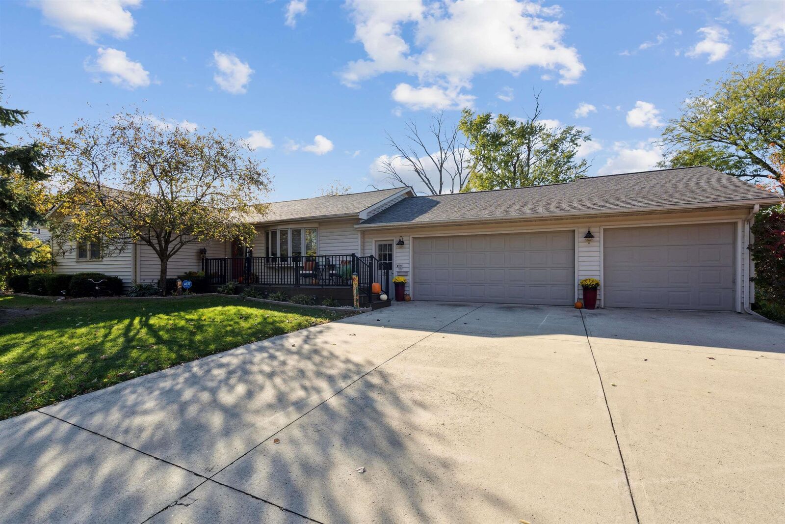 Property Photo: 16 Hillside Drive West IA 50662