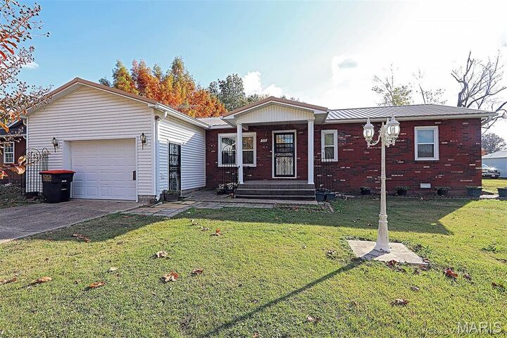 Property Photo: 712 Duckett Street MO 63730