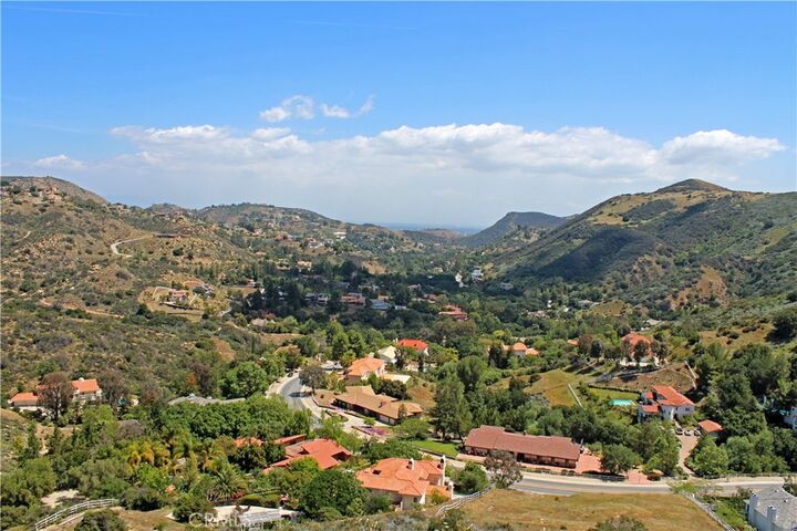 Property Photo:  160 Stagecoach  CA 91307 