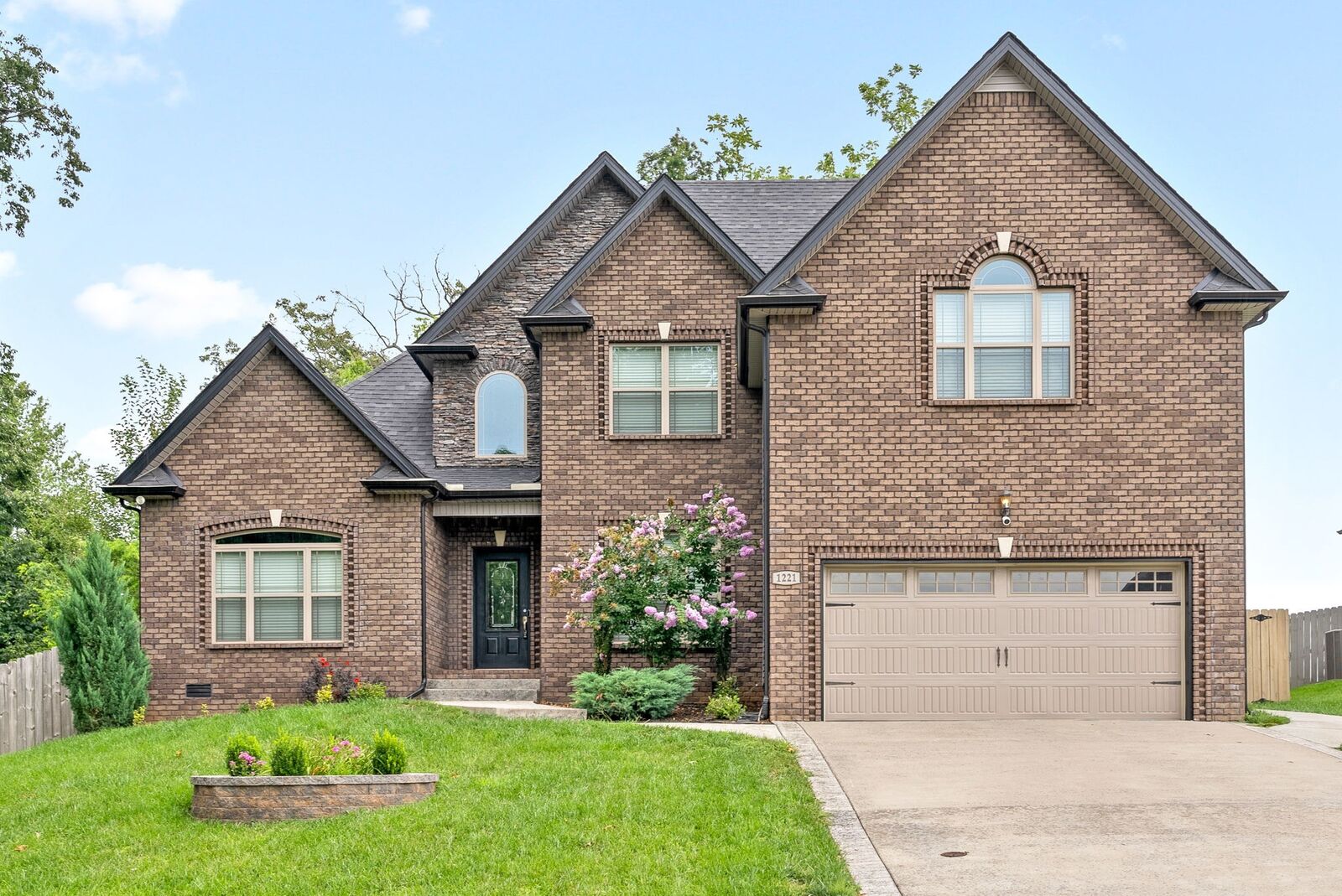 Property Photo:  1221 Castlewood Dr  TN 37042 