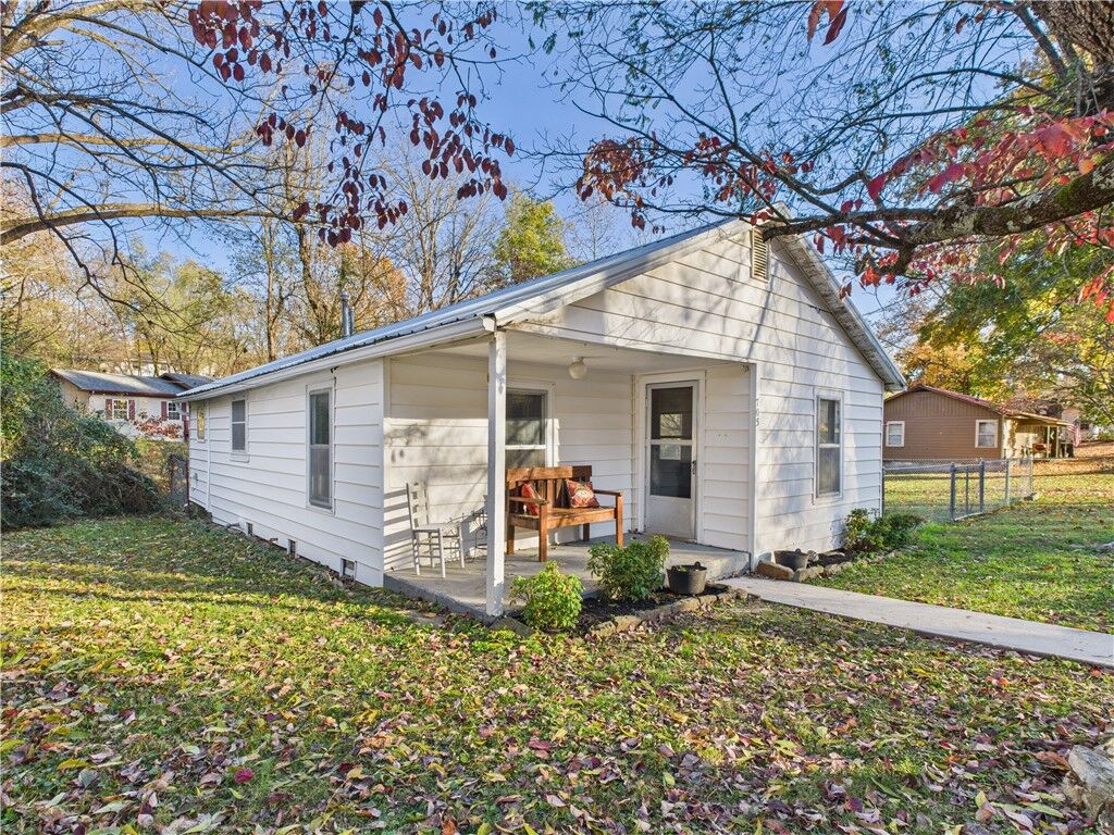 Property Photo: 705 Oak Street AR 72601