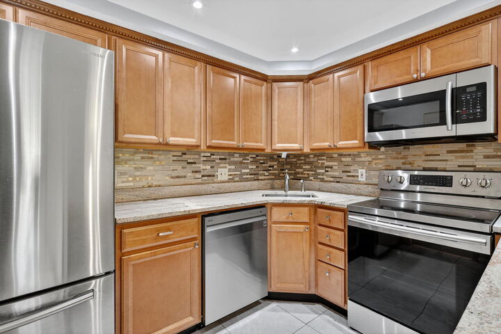 Property Photo:  206 Pine Hov Circle C-1  FL 33463 