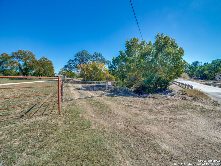 Property Photo:  475 Oakridge Lane  TX 78063 