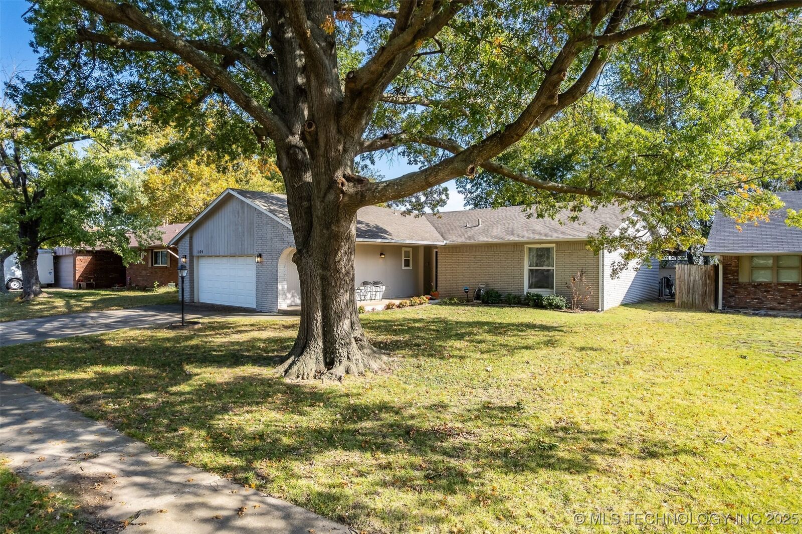 Property Photo:  1109 N Hickory Court  OK 74012 