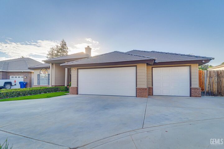 Property Photo:  9026 Forest Oaks Court  CA 93312 
