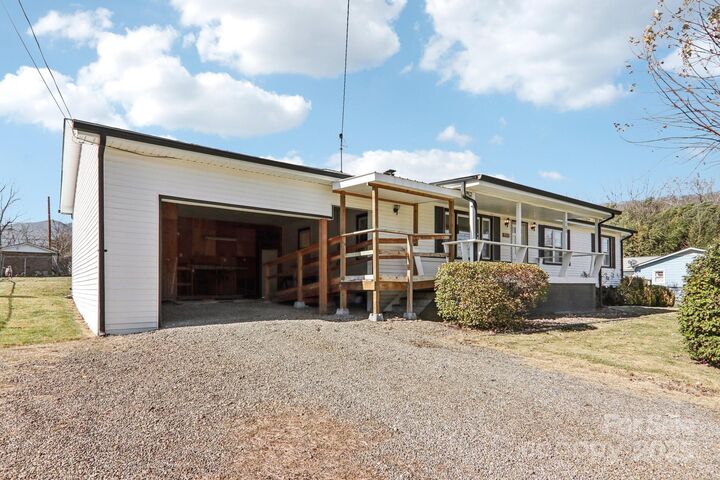 Property Photo: 100 Hyatt Street NC 28786