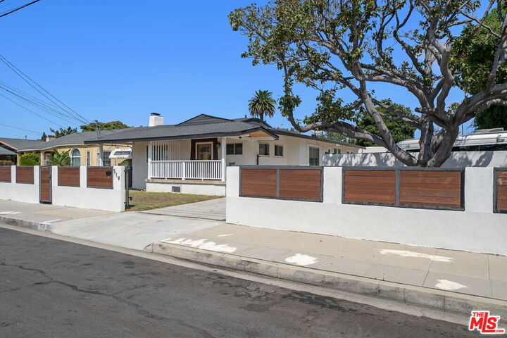 Property Photo: 519 Elm Ave CA 90301