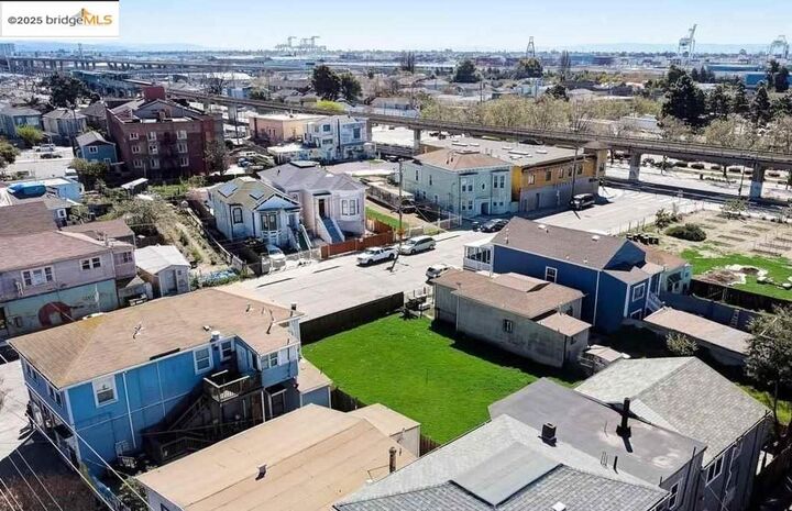 Property Photo: 739 Campbell St CA 94607