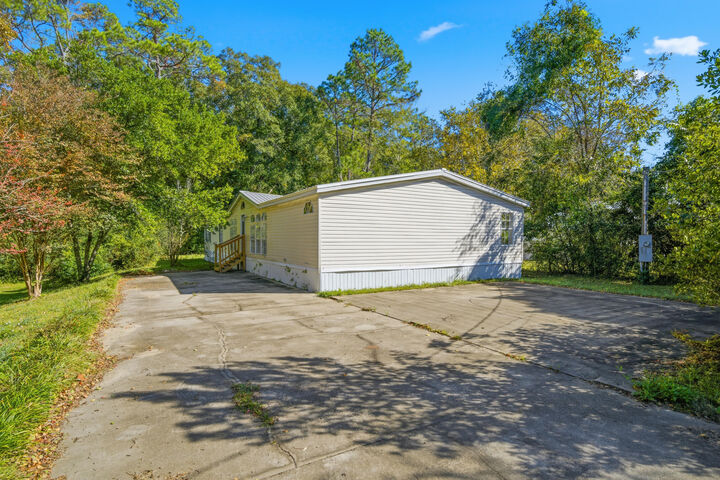 Property Photo:  834 N Caryville Road  FL 32425 