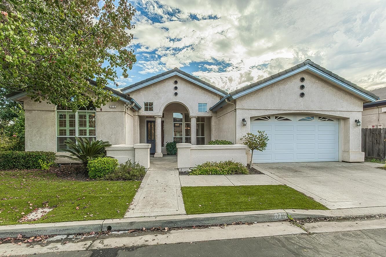 Property Photo:  873 E Green Acres Drive  CA 93720 