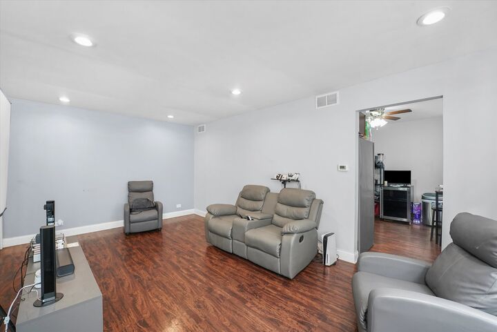 Property Photo:  8119 S Paulina Street  IL 60620 