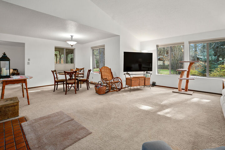 Property Photo: 20743 Blacksmith Circle OR 97702