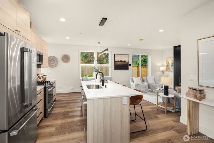 Property Photo:  817  18th Avenue W  WA 98033 